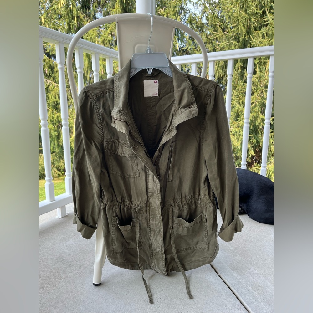 Army green thin jacket